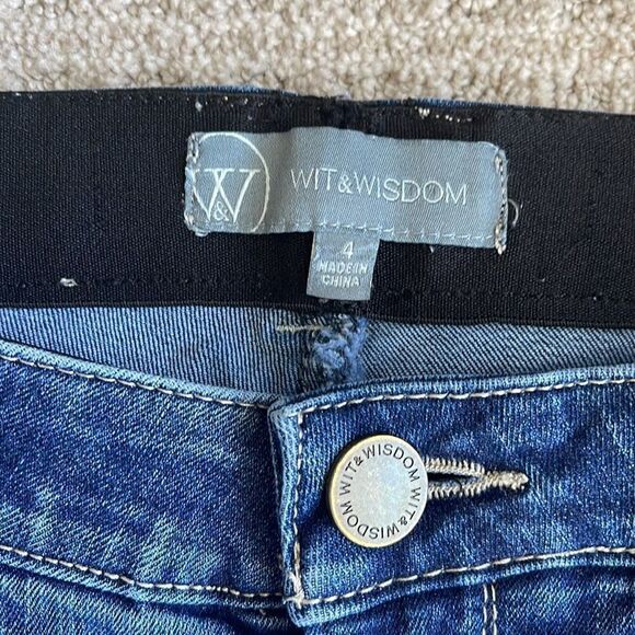❤️Wit & Wisdom Ab-Solution  Denim Bermuda Shorts - Picture 2 of 4